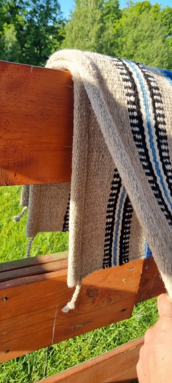 Niebieski showblanket westernowy widoczny spod siodła detale