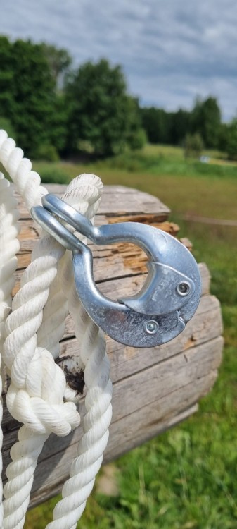 Lasso Weaver Leather — zbliżenie na metalową hondę Quick Release zamontowaną na linie