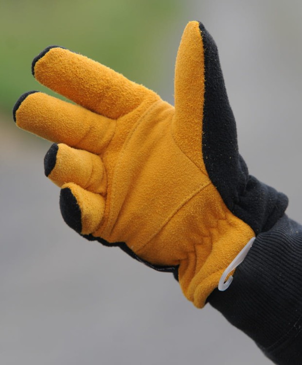 Wnętrze dłoni zimowej rękawiczki polarowej obszytej żółtym zamszem ze skóry jelenia - HorsePassion.pl