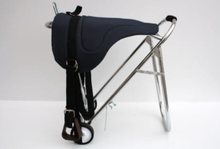 Pad do jazdy bareback ze strzemionami granatowy — zamsz syntetyczny, wbudowane strzemiona, skórzany popręg, na koźle siodłowym