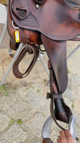 ciemnobrazowe-siodlo-western-tloczenia-basket