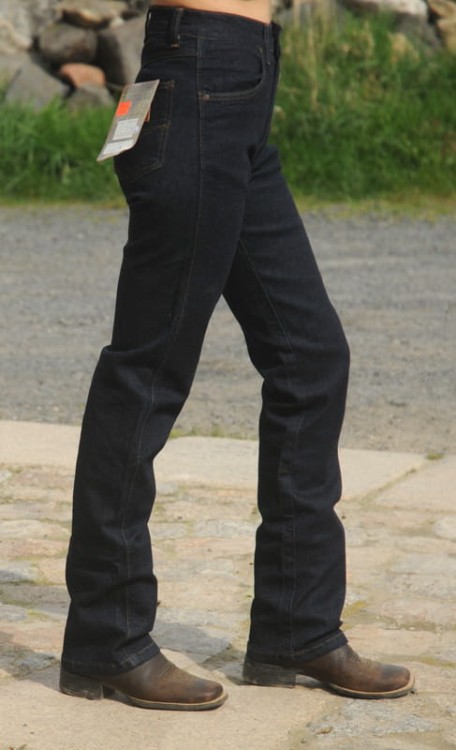 Cowboy Classic Stretch — widok boczny kobiecy, bootcut nogawka, dark rinse