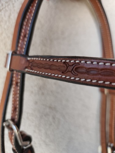 Zbliżenie naczółka ogłowia PROLINE — wire tooling wzór splecionych owali chain link na skórze kasztan, białe przeszycia krawędziowe — HorsePassion.pl