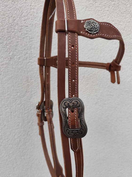 Zbliżenie antycznej klamry arabeska i conchy z różą na policzku ogłowia PROLINE — ciemne wykończenie antyczne, skóra kasztan western — HorsePassion.pl