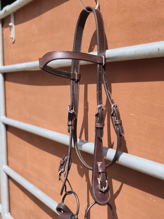 Ogłowie ranczerskie futurity V ciemna olejowana skóra — srebrne klamry kwadratowe, białe przeszycia, clip-klamra przy wędzidle — FULL — HorsePassion.pl