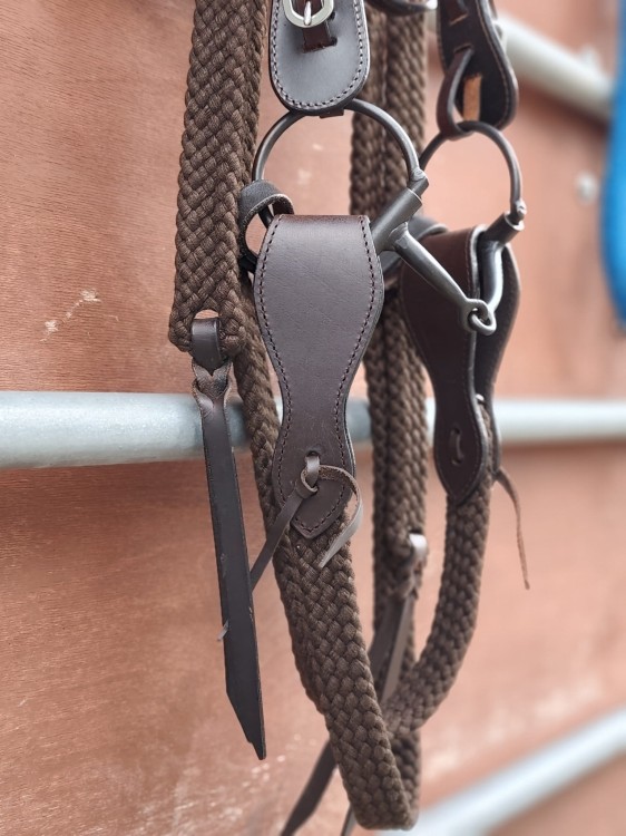 Końcówka policzka ogłowia ranczerskiego z latigo i skórzanym curb strap — ciemna olejowana skóra, plecione wodze — HorsePassion.pl