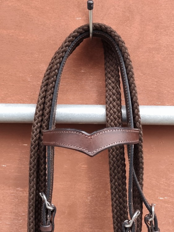 Naczółek futurity V ogłowia ranczerskiego — skórzana wstawka scalloped w centrum V, pleciony czepiec, ciemna skóra — HorsePassion.pl