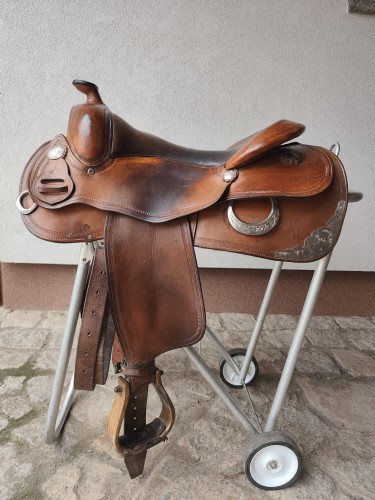 Używane siodło western Tom Zajac — grawerowany silverwork, typ reiningowy butterfly, widok z prawej