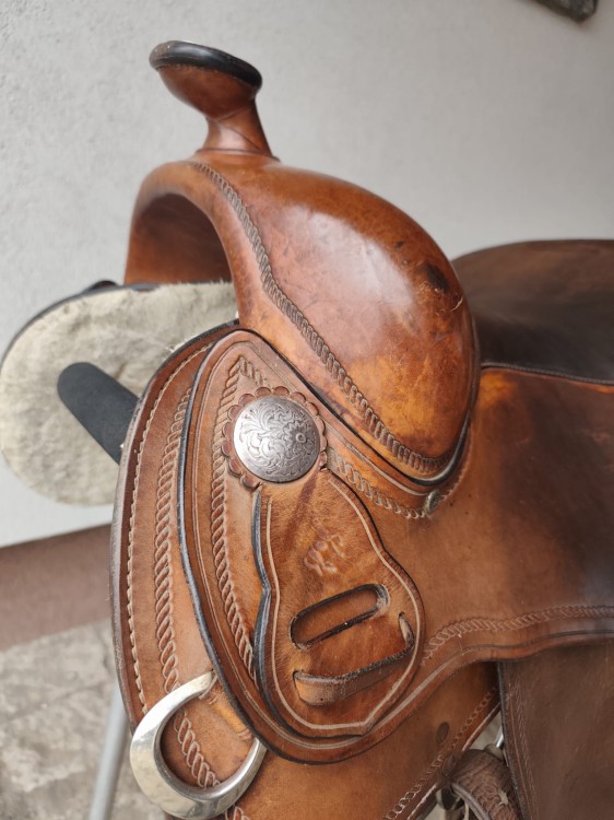 Swelis siodła Tom Zajac — silver concha, border stitching, gładka skóra