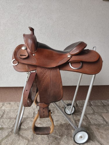 Używane siodło western Frinta Custom Saddlery — inskrypcja All Around Champion 2019 na fenderze, basket tooling