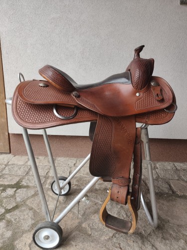 Używane siodło western Frinta Custom Saddlery WanLiLB03 — basket tooling, typ reiningowy butterfly, widok z lewej