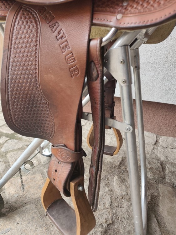 Inskrypcja Amateur na fenderze siodła nagrodowego Frinta Custom Saddlery 2019