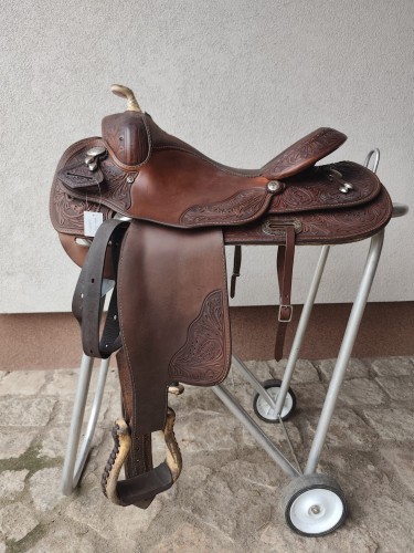 Używane siodło western Bob Loomis Reiner — floral tooling, typ reiningowy, rawhide horn, strzemiona obite skórą
