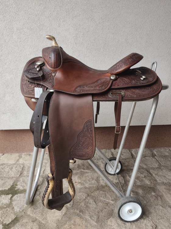 Używane siodło western Bob Loomis Reiner — floral tooling, typ reiningowy, rawhide horn, strzemiona obite skórą
