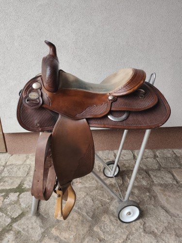 Używane siodło western Equiflex Continental Saddlery — basket tooling, zamszowe siedzisko, typ reiningowy, widok z prawej