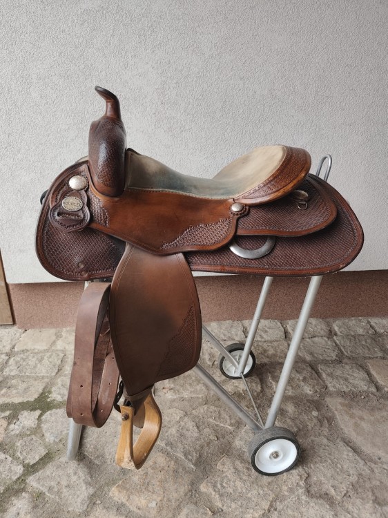 Używane siodło western Equiflex Continental Saddlery — basket tooling, zamszowe siedzisko, typ reiningowy, widok z prawej