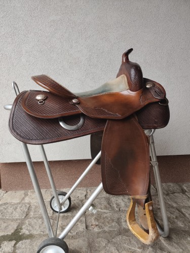 Używane siodło western Equiflex — basket tooling na połach i fenderach, drewniane strzemiona, widok z lewej