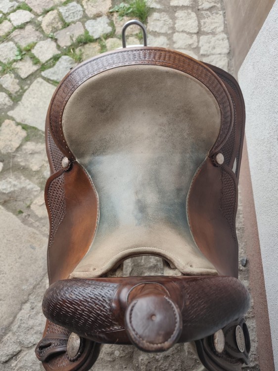 Zamszowe siedzisko roughout siodła Equiflex — głębokie reiningowe, widoczne plamy użytkowania