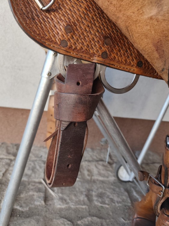 Podwójny rigging i skórzane billets siodła Continental Saddlery 184 — detail mocowania