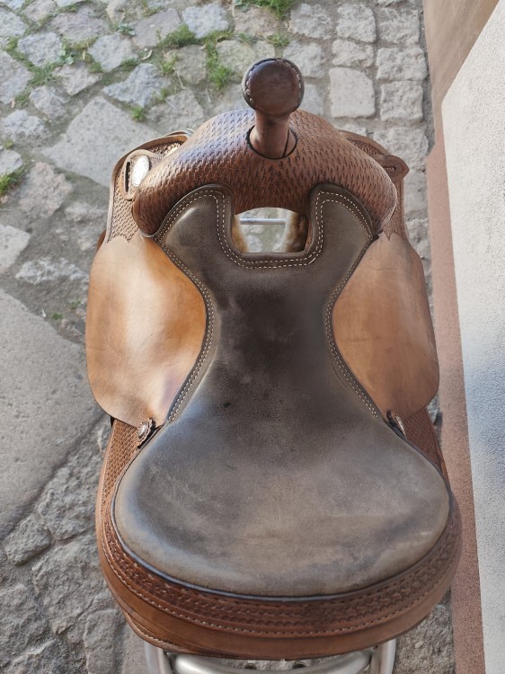 Zamszowe siedzisko siodła Continental Saddlery 184 — ciemny szarobrązowy suede, widok z góry