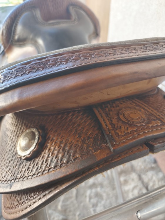 Logo Continental Saddlery Co. w skórze i srebrna blaszka przy drugim popręgu — detail