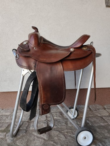 Używane siodło western Montana Saddlery 130 — gładka skóra, clip-dee z trokami, aluminiowe strzemiona, widok z prawej