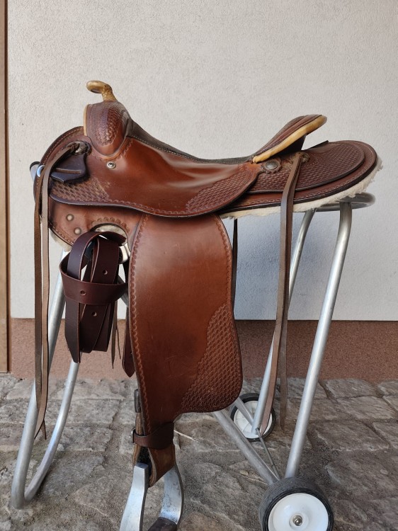 Używane siodło western custom FS 2005 — dwukolorowe jasny tan i basket tooling, dwie pary clip-dee z trokami