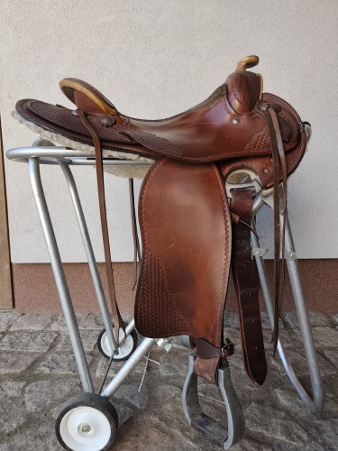 Używane siodło western lb293 — basket tooling, double dee rigging, aluminiowe strzemiona, widok z lewej