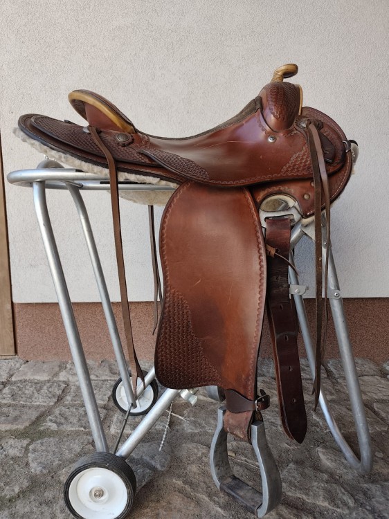 Używane siodło western lb293 — basket tooling, double dee rigging, aluminiowe strzemiona, widok z lewej