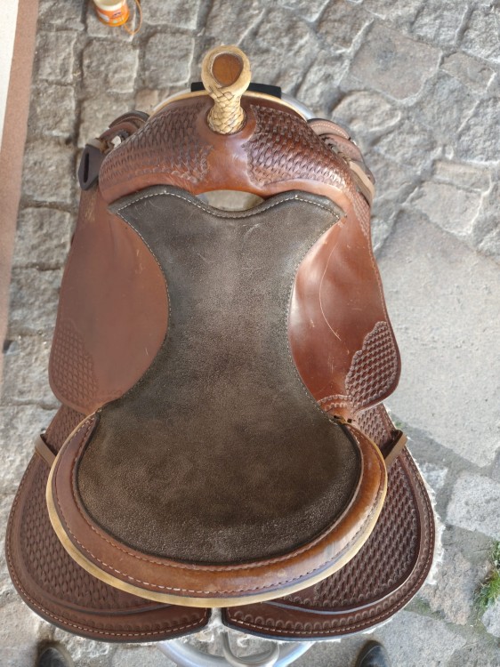 Zamszowe siedzisko roughout w ciemnej oliwce — siodło custom FS 2005, widok z góry