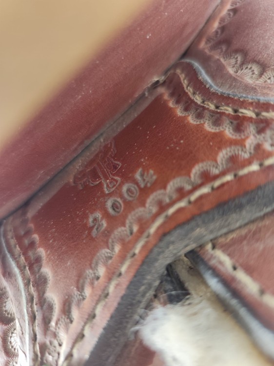 Stempel siodlarza FS i rok 2005 — siodło western wykonane na zamówienie