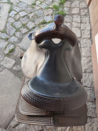 Czarne siedzisko siodła Western Imports lb288 — stan dobry, kontrast z brązowym korpusem