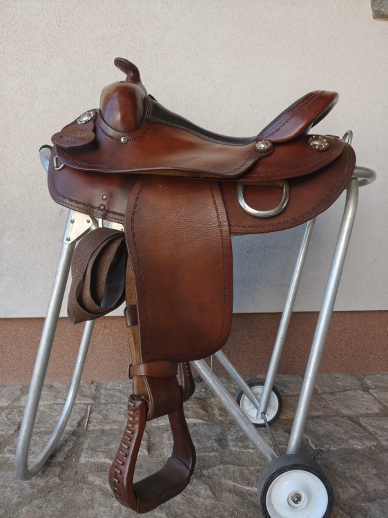 Używane siodło western Montana Saddlery 130 — crystal conchos, roughout fendery, strzemiona obite skórą, widok z prawej