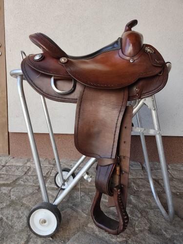 Używane siodło western Montana Saddlery 130 LB290 — czarne siedzisko, widok z lewej