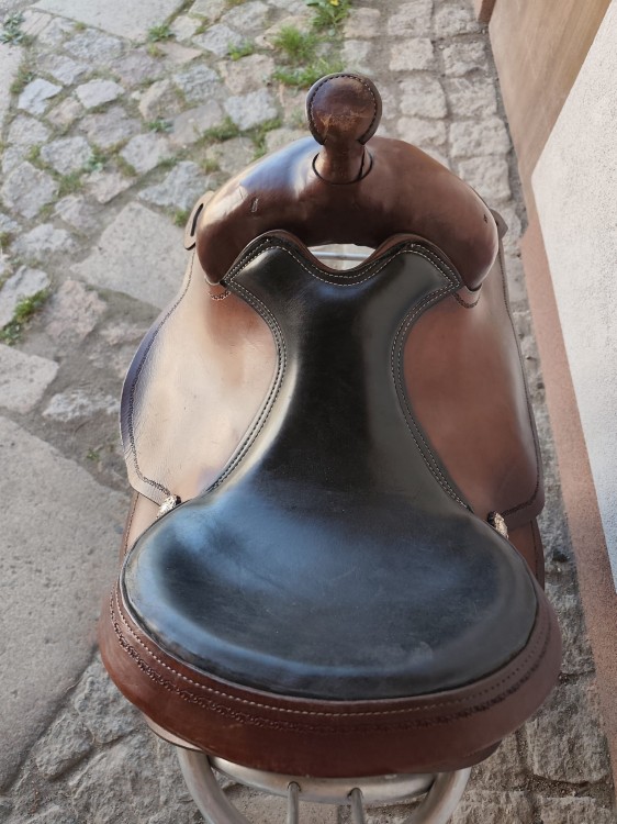 Czarne siedzisko siodła Montana Saddlery 130 LB290 — bardzo dobry stan, widok z góry