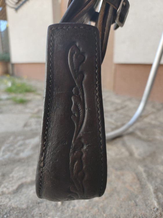Floral vine tooling na skórzanym strzemeniu siodła Continental Saddlery Classic 165 — detail