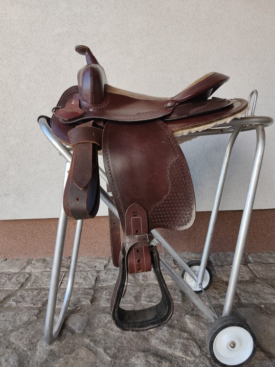 Używane siodło western na kuca i małego konia — zamszowe roughout, basket tooling, skórzane strzemiona, widok z prawej