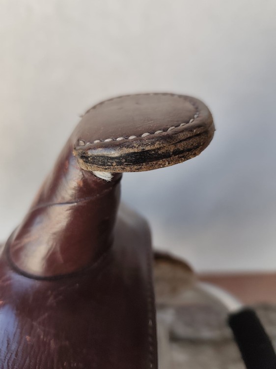 Horn siodła western lb291 — delaminująca cap, widoczne warstwowe uszkodzenie skóry