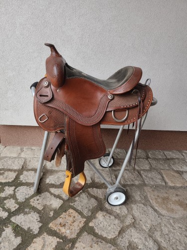 Używane siodło western Bisbee 16" krótkie 64 cm — basket tooling, ćwieki, widok z boku