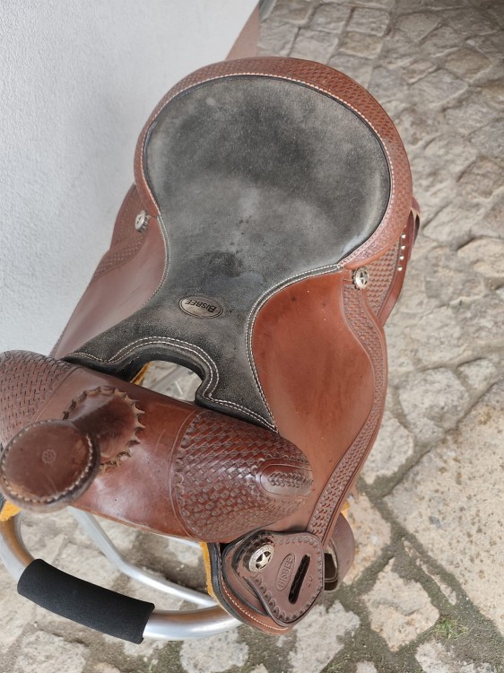 Czarne zamszowe siedzisko siodła Bisbee 16" z logo marki — widok z góry