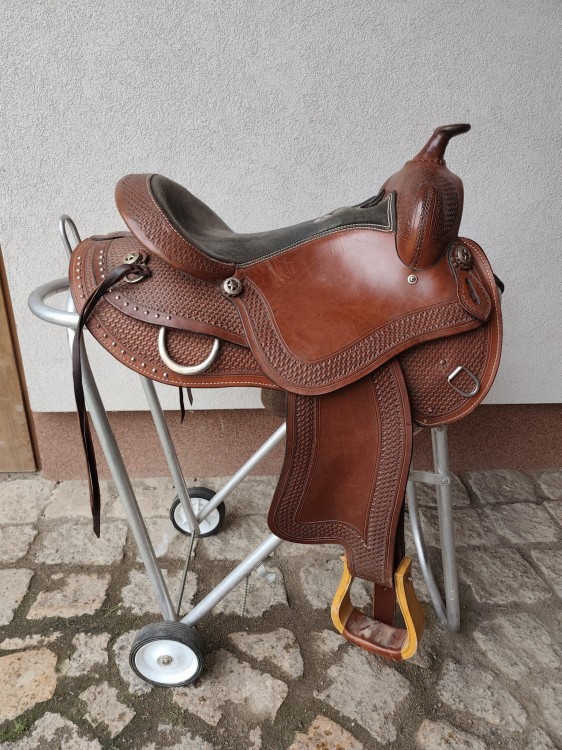 Używane siodło western Bisbee — basket tooling, gwiazdkowe conchos, widok z lewej