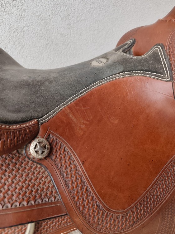 Czarny zamsz i brązowy jockey siodła Bisbee — zarysowania na skórze, detail