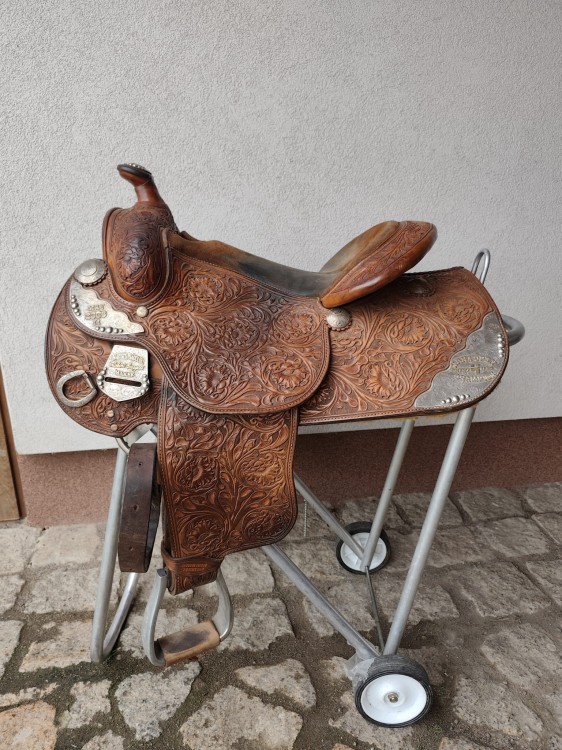 Siodło nagrodowe Marisita Saddlery Robert Baggett — NRHA Open Champion 2008, pełny floral tooling, srebrne blaszki