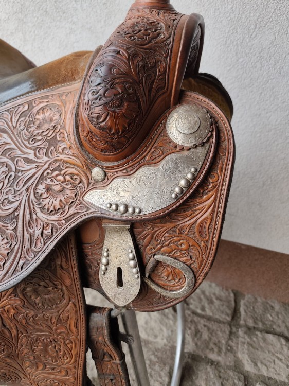 Silverwork siodła Marisita Saddlery — grawerowane blaszki swelis, conchos, nity srebrne