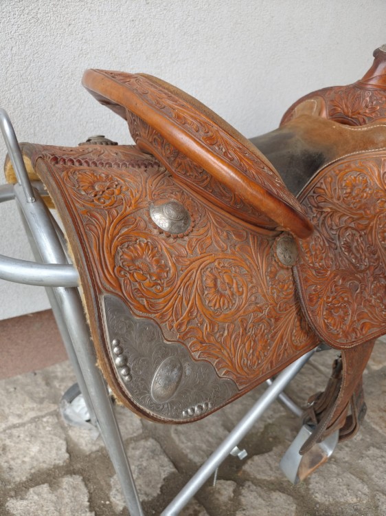 Floral tooling i srebrne narożniki skirt siodła nagrodowego Marisita Saddlery NRHA Open 2008