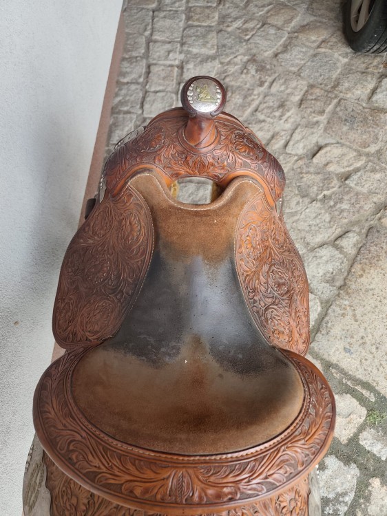 Zamszowe siedzisko roughout siodła Marisita Saddlery — ślady użytkowania zawodowego, horn z srebrną kapką