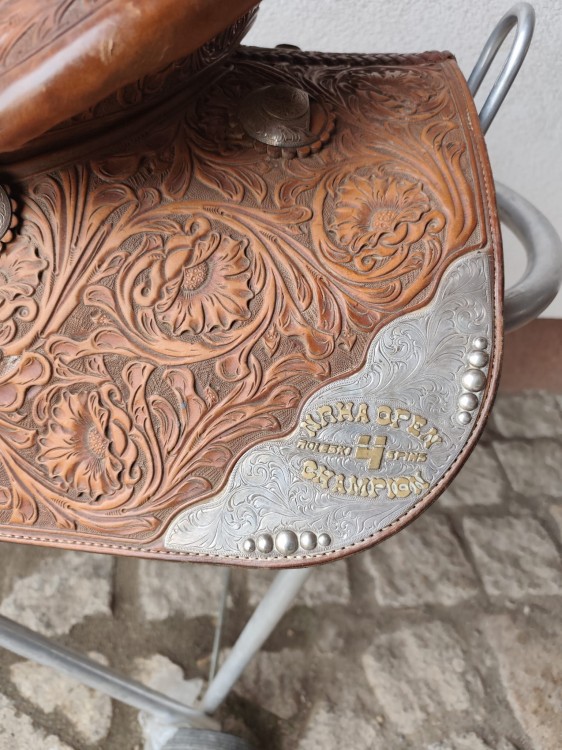 Srebrna blaszka NRHA Open Moleska 4Spins Champion — siodło nagrodowe Marisita Saddlery 2008