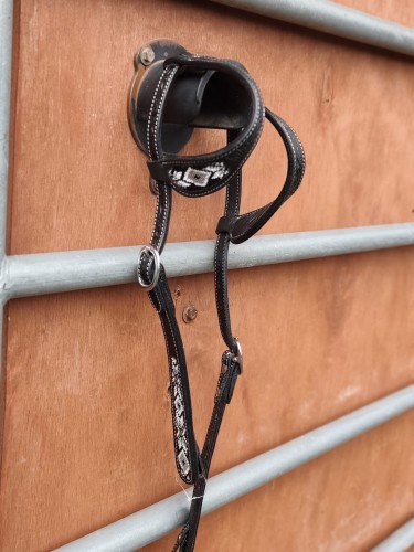 Ogłowie western two ear czarne GVR — beadwork geometryczny wzór rombów białe szare koraliki, flower tooling, srebrne klamry D-ring, białe przeszycia, COB — HorsePassion.pl