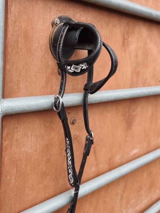 Ogłowie western two ear czarne GVR — beadwork geometryczny wzór rombów białe szare koraliki, flower tooling, srebrne klamry D-ring, białe przeszycia, COB — HorsePassion.pl