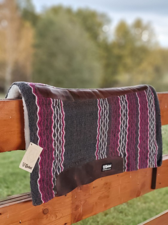 Pad western Cashel Performance — szaro‑różowy wzór, skórzane wzmocnienia, wycięcie na kłąb